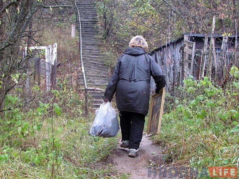 "Сядзяць і плачуць". Як пенсіянеры на Фолюшы рыхтуюцца да зносу нелегальных агародаў "Сядзяць і плачуць". Як пенсіянеры на Фолюшы рыхтуюцца да зносу нелегальных агародаў