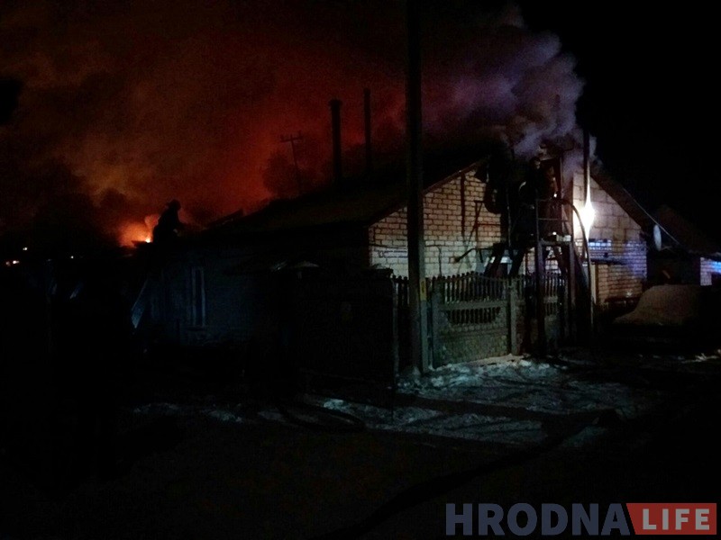 На завулку Чыгуначным гарэў дом: адзін чалавек сур'ёзна пацярпеў На завулку Чыгуначным гарэў дом: адзін чалавек сур'ёзна пацярпеў