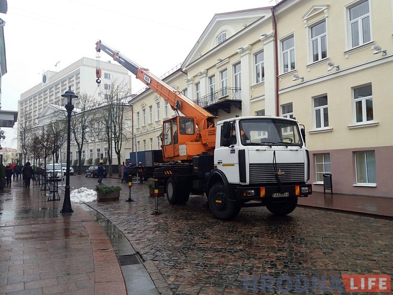 У Гродне пачалася ўстаноўка навагодняй ілюмінацыі У Гродне пачалася ўстаноўка навагодняй ілюмінацыі