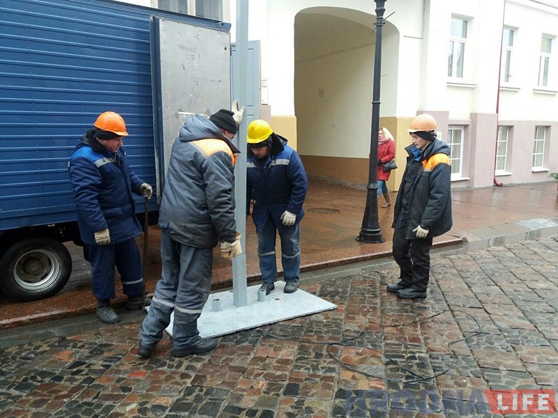 У Гродне пачалася ўстаноўка навагодняй ілюмінацыі У Гродне пачалася ўстаноўка навагодняй ілюмінацыі