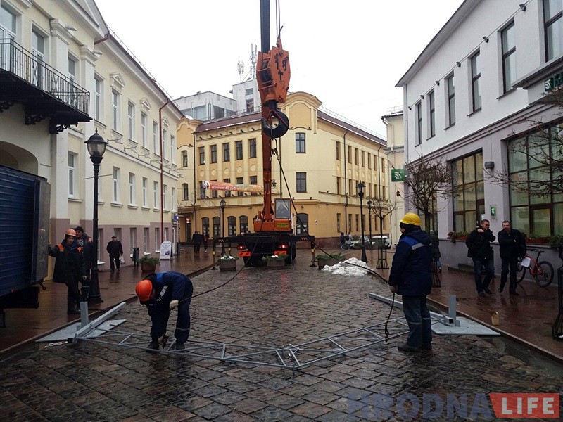 У Гродне пачалася ўстаноўка навагодняй ілюмінацыі У Гродне пачалася ўстаноўка навагодняй ілюмінацыі