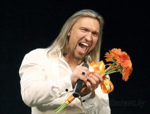 Пётр Елфімаў разам з залай праспяваў у Гродне хіты Уладзіміра Мулявіна Пётр Елфімаў разам з залай праспяваў у Гродне хіты Уладзіміра Мулявіна