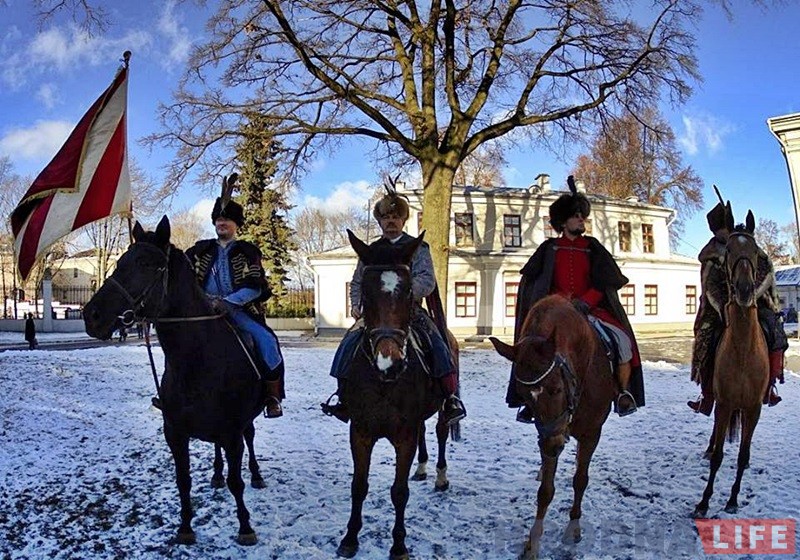 "Баторый - наша агульная гісторыя". Польскія гусары нагадалі гродзенцам пра караля "Баторый - наша агульная гісторыя". Польскія гусары нагадалі гродзенцам пра караля