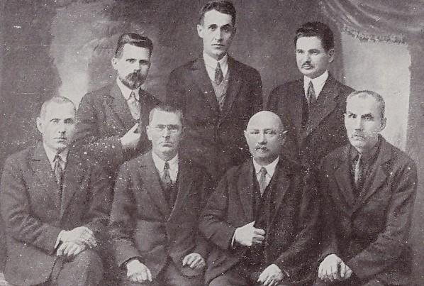 Галоўная ўправа ТБШ. Злева направа ў першым шэрагу сядзяць Міхась Пяткевіч, Фелікс Стацкевіч, Сяргей Паўловіч, Мітрафан Кепэль, у другім шэрагу — Рыгор Шырма, Піліп Кізевіч і Мікалай Марцінчык