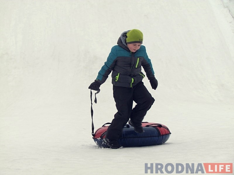 Гродзенцы масава з'ехалі са снежнай гары ў Міжнародны дзень абдымкаў Гродзенцы масава з'ехалі са снежнай гары ў Міжнародны дзень абдымкаў