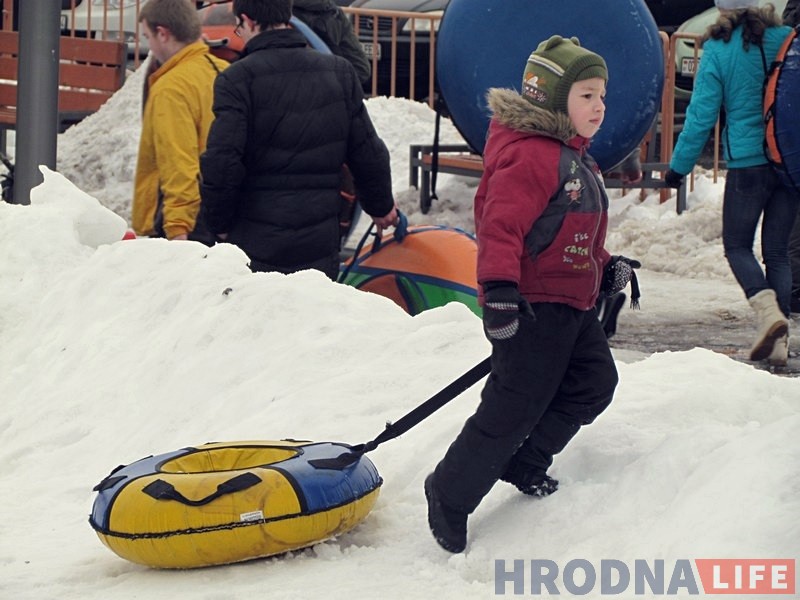 Гродзенцы масава з'ехалі са снежнай гары ў Міжнародны дзень абдымкаў Гродзенцы масава з'ехалі са снежнай гары ў Міжнародны дзень абдымкаў