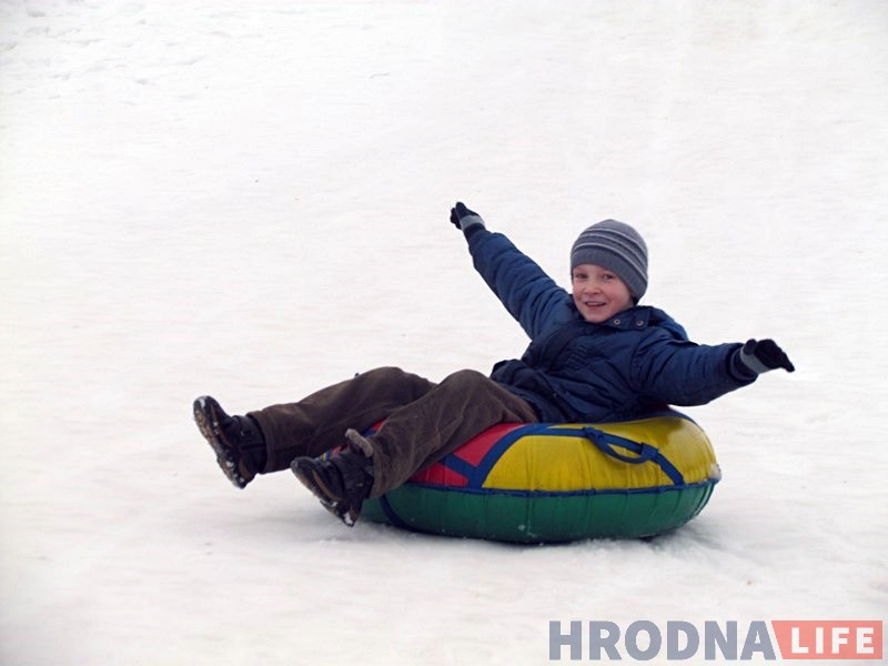 Гродзенцы масава з'ехалі са снежнай гары ў Міжнародны дзень абдымкаў Гродзенцы масава з'ехалі са снежнай гары ў Міжнародны дзень абдымкаў