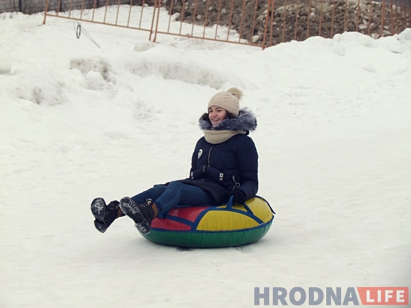 Гродзенцы масава з'ехалі са снежнай гары ў Міжнародны дзень абдымкаў Гродзенцы масава з'ехалі са снежнай гары ў Міжнародны дзень абдымкаў