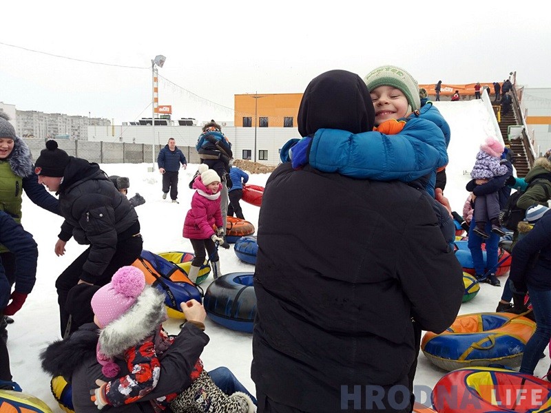 Гродзенцы масава з'ехалі са снежнай гары ў Міжнародны дзень абдымкаў Гродзенцы масава з'ехалі са снежнай гары ў Міжнародны дзень абдымкаў
