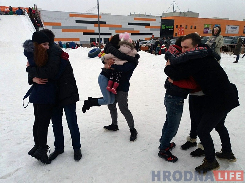 Гродзенцы масава з'ехалі са снежнай гары ў Міжнародны дзень абдымкаў Гродзенцы масава з'ехалі са снежнай гары ў Міжнародны дзень абдымкаў