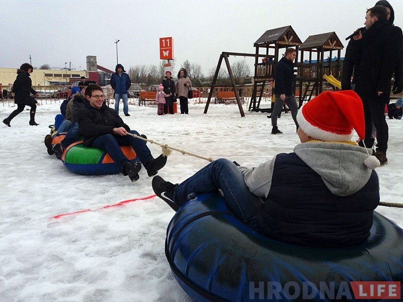 Гродзенцы масава з'ехалі са снежнай гары ў Міжнародны дзень абдымкаў Гродзенцы масава з'ехалі са снежнай гары ў Міжнародны дзень абдымкаў