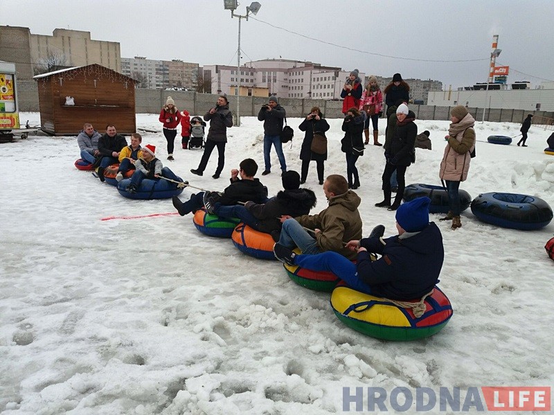 Гродзенцы масава з'ехалі са снежнай гары ў Міжнародны дзень абдымкаў Гродзенцы масава з'ехалі са снежнай гары ў Міжнародны дзень абдымкаў