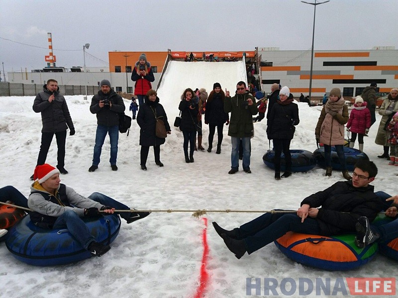 Гродзенцы масава з'ехалі са снежнай гары ў Міжнародны дзень абдымкаў Гродзенцы масава з'ехалі са снежнай гары ў Міжнародны дзень абдымкаў