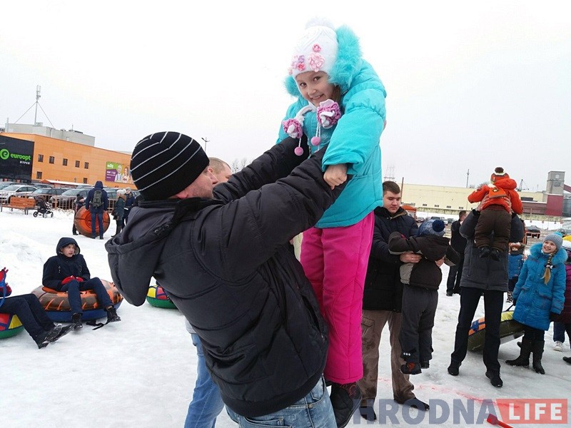Гродзенцы масава з'ехалі са снежнай гары ў Міжнародны дзень абдымкаў Гродзенцы масава з'ехалі са снежнай гары ў Міжнародны дзень абдымкаў