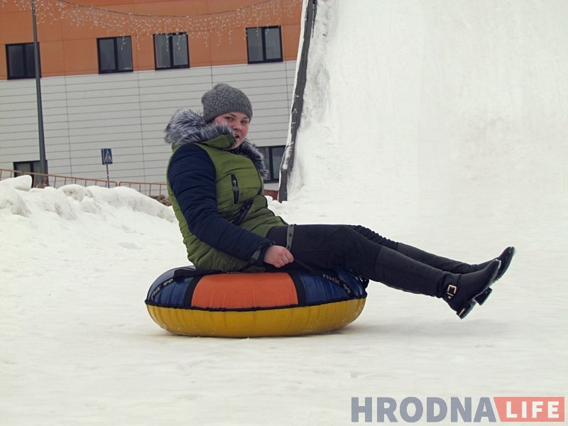 Гродзенцы масава з'ехалі са снежнай гары ў Міжнародны дзень абдымкаў Гродзенцы масава з'ехалі са снежнай гары ў Міжнародны дзень абдымкаў