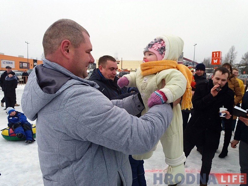 Гродзенцы масава з'ехалі са снежнай гары ў Міжнародны дзень абдымкаў Гродзенцы масава з'ехалі са снежнай гары ў Міжнародны дзень абдымкаў