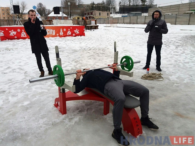 Гродзенцы масава з'ехалі са снежнай гары ў Міжнародны дзень абдымкаў Гродзенцы масава з'ехалі са снежнай гары ў Міжнародны дзень абдымкаў