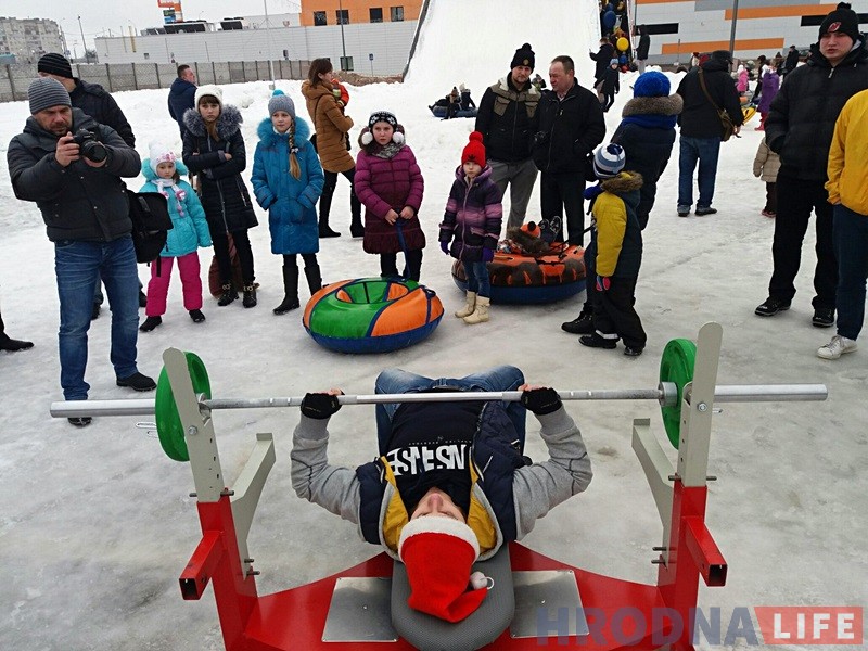 Гродзенцы масава з'ехалі са снежнай гары ў Міжнародны дзень абдымкаў Гродзенцы масава з'ехалі са снежнай гары ў Міжнародны дзень абдымкаў