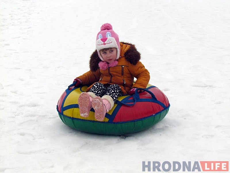 Гродзенцы масава з'ехалі са снежнай гары ў Міжнародны дзень абдымкаў Гродзенцы масава з'ехалі са снежнай гары ў Міжнародны дзень абдымкаў