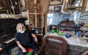 "За месяц толькі 10 наведвальнікаў". Януш Парулiс распрадае экспанаты музея, каб аплаціць арэнду