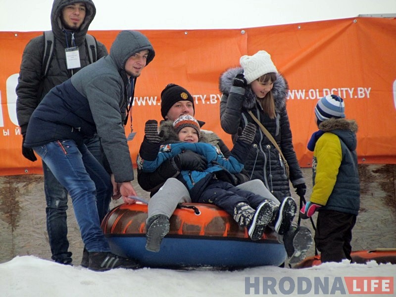 Гродзенцы масава з'ехалі са снежнай гары ў Міжнародны дзень абдымкаў Гродзенцы масава з'ехалі са снежнай гары ў Міжнародны дзень абдымкаў