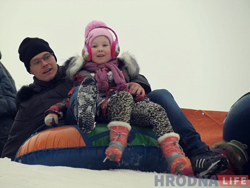 Гродзенцы масава з'ехалі са снежнай гары ў Міжнародны дзень абдымкаў Гродзенцы масава з'ехалі са снежнай гары ў Міжнародны дзень абдымкаў