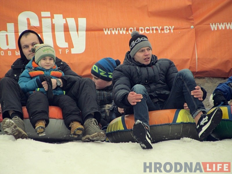 Гродзенцы масава з'ехалі са снежнай гары ў Міжнародны дзень абдымкаў Гродзенцы масава з'ехалі са снежнай гары ў Міжнародны дзень абдымкаў