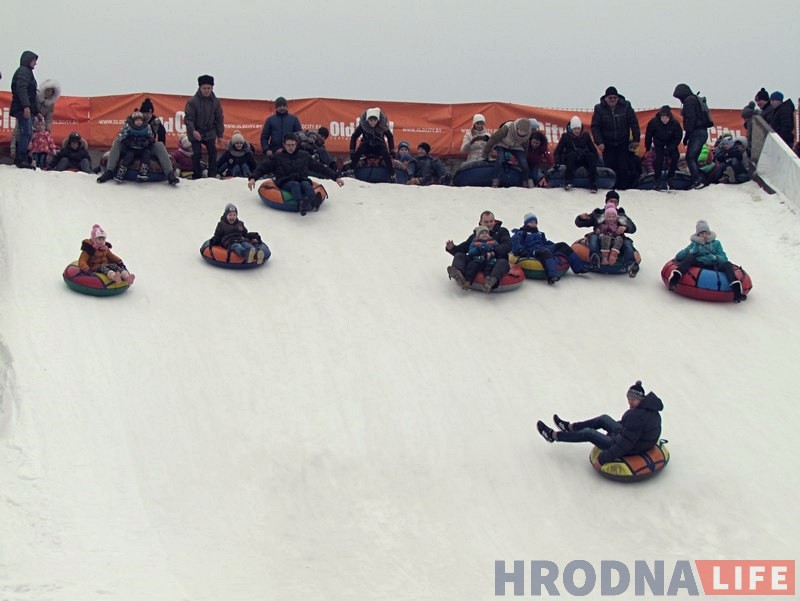 Гродзенцы масава з'ехалі са снежнай гары ў Міжнародны дзень абдымкаў Гродзенцы масава з'ехалі са снежнай гары ў Міжнародны дзень абдымкаў