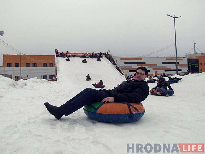 Гродзенцы масава з'ехалі са снежнай гары ў Міжнародны дзень абдымкаў Гродзенцы масава з'ехалі са снежнай гары ў Міжнародны дзень абдымкаў