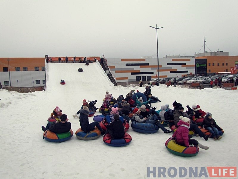 Гродзенцы масава з'ехалі са снежнай гары ў Міжнародны дзень абдымкаў Гродзенцы масава з'ехалі са снежнай гары ў Міжнародны дзень абдымкаў