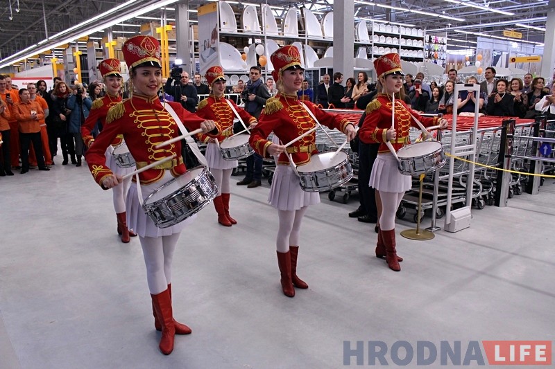 Фотарэпартаж: Самы буйны будаўнічы гіпермаркет Беларусі адкрылі ў Гродне Фотарэпартаж: Самы буйны будаўнічы гіпермаркет Беларусі адкрылі ў Гродне