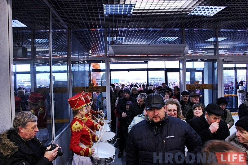 Фотарэпартаж: Самы буйны будаўнічы гіпермаркет Беларусі адкрылі ў Гродне Фотарэпартаж: Самы буйны будаўнічы гіпермаркет Беларусі адкрылі ў Гродне