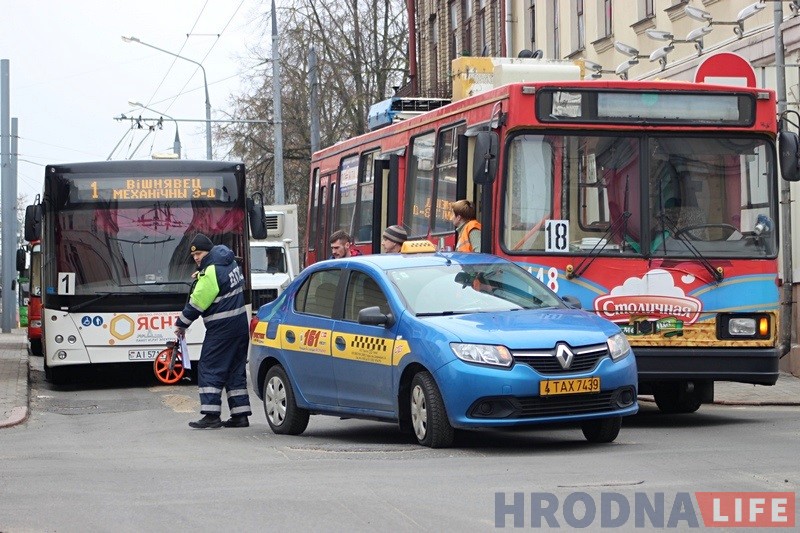 ДТЗ тралейбуса і таксі часова паралізавала рух у цэнтры Гродна ДТЗ тралейбуса і таксі часова паралізавала рух у цэнтры Гродна