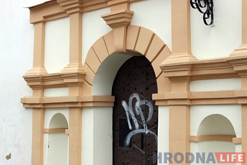 Хуліганы размалявалі дамы і дзверы касцёла ў цэнтры Гродна Хуліганы размалявалі дамы і дзверы касцёла ў цэнтры Гродна