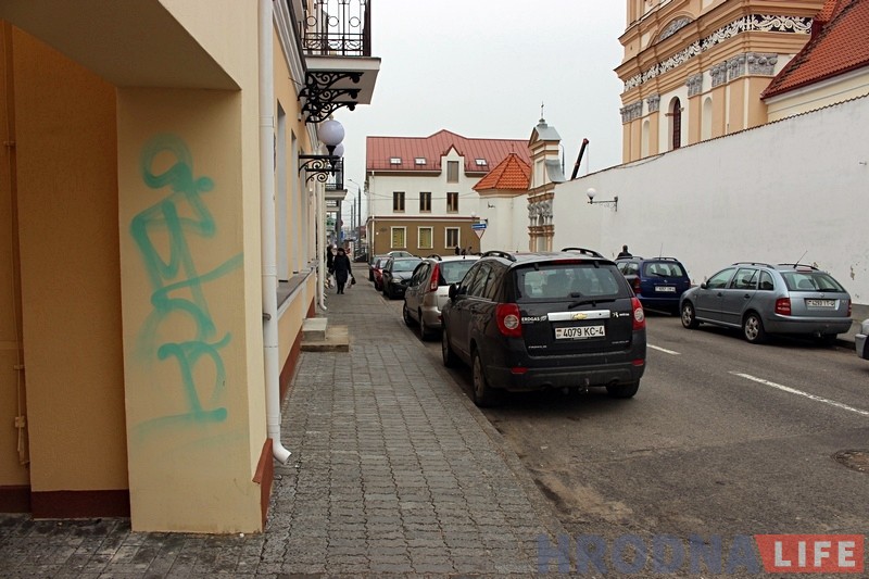 Хуліганы размалявалі дамы і дзверы касцёла ў цэнтры Гродна Хуліганы размалявалі дамы і дзверы касцёла ў цэнтры Гродна