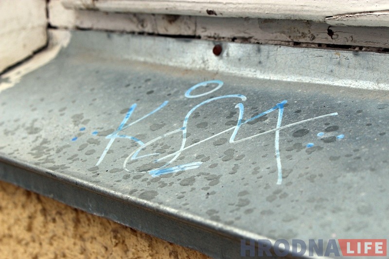 Хуліганы размалявалі дамы і дзверы касцёла ў цэнтры Гродна Хуліганы размалявалі дамы і дзверы касцёла ў цэнтры Гродна