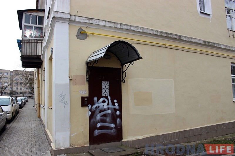 Хуліганы размалявалі дамы і дзверы касцёла ў цэнтры Гродна Хуліганы размалявалі дамы і дзверы касцёла ў цэнтры Гродна