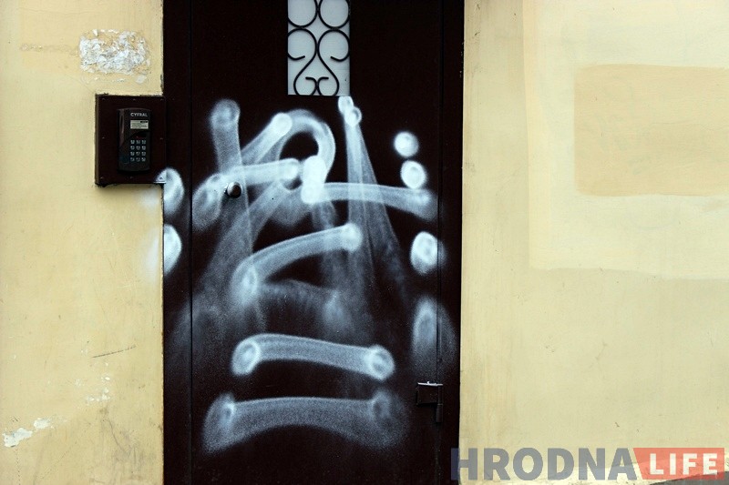 Хуліганы размалявалі дамы і дзверы касцёла ў цэнтры Гродна Хуліганы размалявалі дамы і дзверы касцёла ў цэнтры Гродна