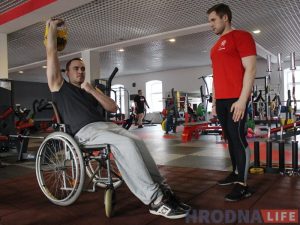 "Здавалася, гэта кропка, але ў адзін момант усё змянілася". Гродзенец пасля цяжкіх траўмаў збіраецца зноў хадзіць