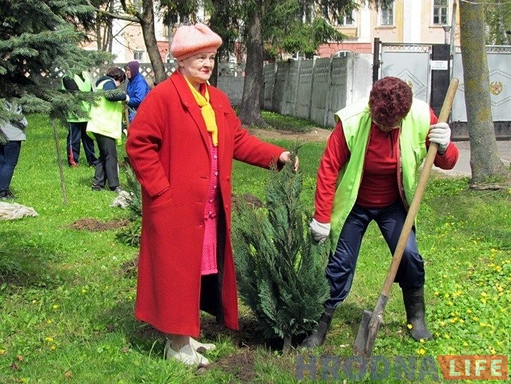 Краязнаўца Наталля Канюк падчас пасадкі раслін у батанічным садзе ў 2016 годзе