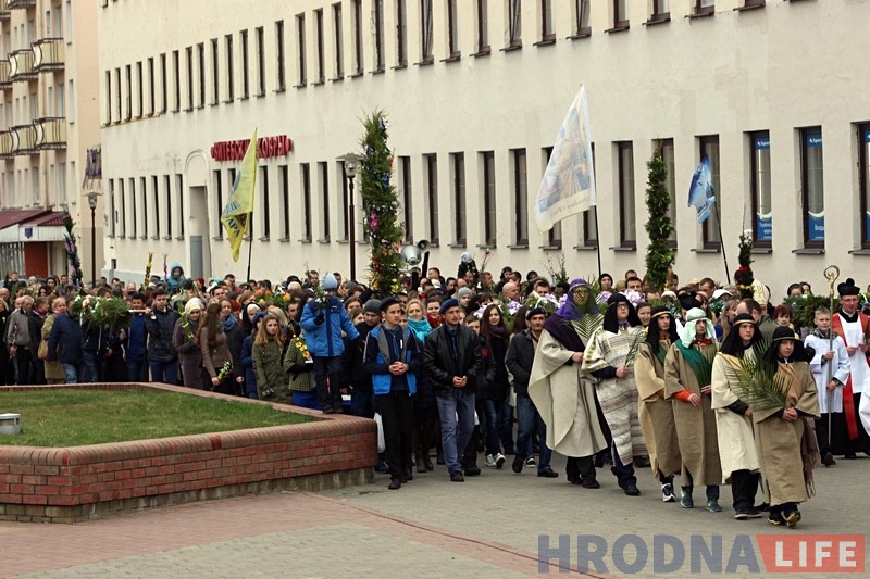 У Вербную нядзелю каталікі традыцыйна прайшлі ўрачыстай працэсіяй па цэнтры горада У Вербную нядзелю каталікі традыцыйна прайшлі ўрачыстай працэсіяй па цэнтры горада