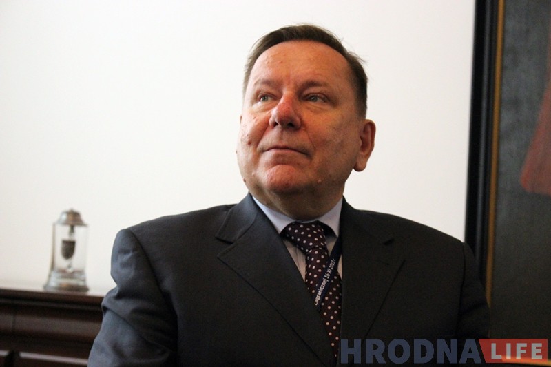 Любіць хадзіць па вулачках і шкадуе аб Фары Вітаўта. Консул Яраслаў Ксёнжэк пра жыццё ў Гродне