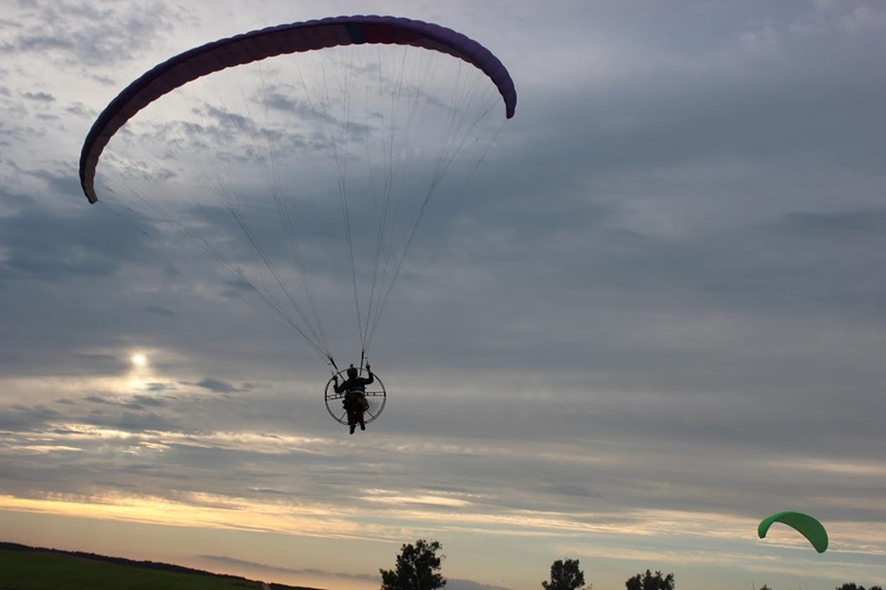 «Неба трэба паважаць». Як гродзенскі дыджэй стаў парапланерыстам выхаднога дня
