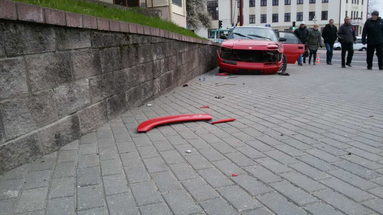 П'яны кіроўца, уцякаючы ад ДАІ, выскачыў на тратуар і збіў жанчыну П'яны кіроўца, уцякаючы ад ДАІ, выскачыў на тратуар і збіў жанчыну