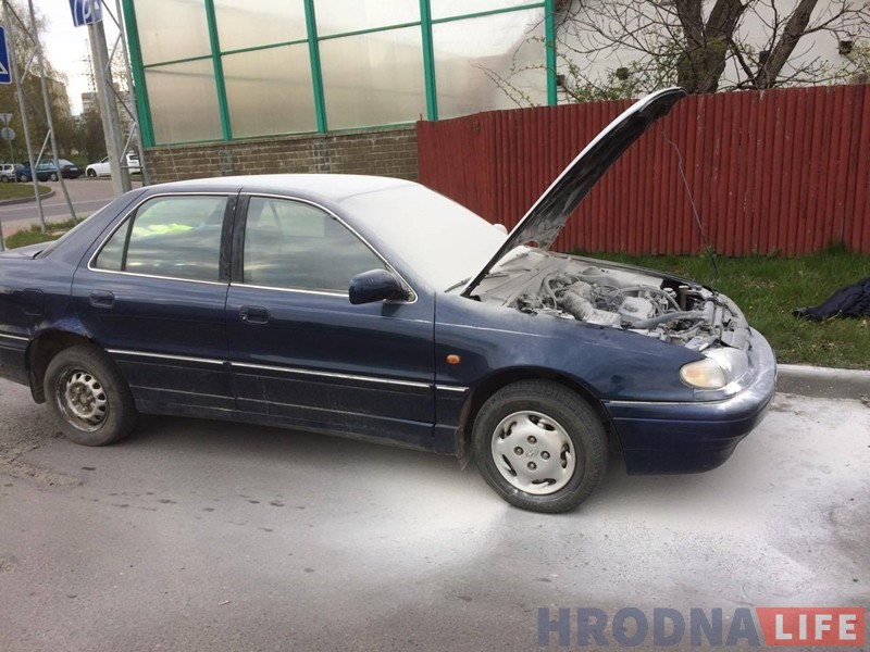 На Таўлая падчас руху загарэлася машына: тушылі неабыякавыя аўтамабілісты На Таўлая падчас руху загарэлася машына: тушылі неабыякавыя аўтамабілісты