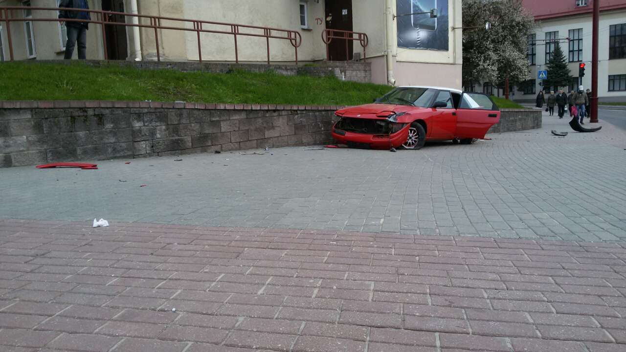 П'яны кіроўца, уцякаючы ад ДАІ, выскачыў на тратуар і збіў жанчыну П'яны кіроўца, уцякаючы ад ДАІ, выскачыў на тратуар і збіў жанчыну