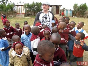 "Трэба ехаць, трэба дапамагаць".  Гродзенец вярнуўся з місіянерскай паездкі ў Кенію і збіраецца туды зноў