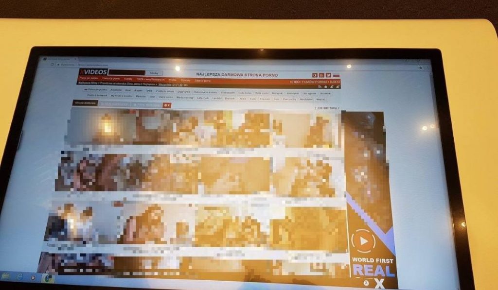 У абноўленым Auchan Hetmańska ў Беластоку наведнікі глядзяць на планшэтах порна