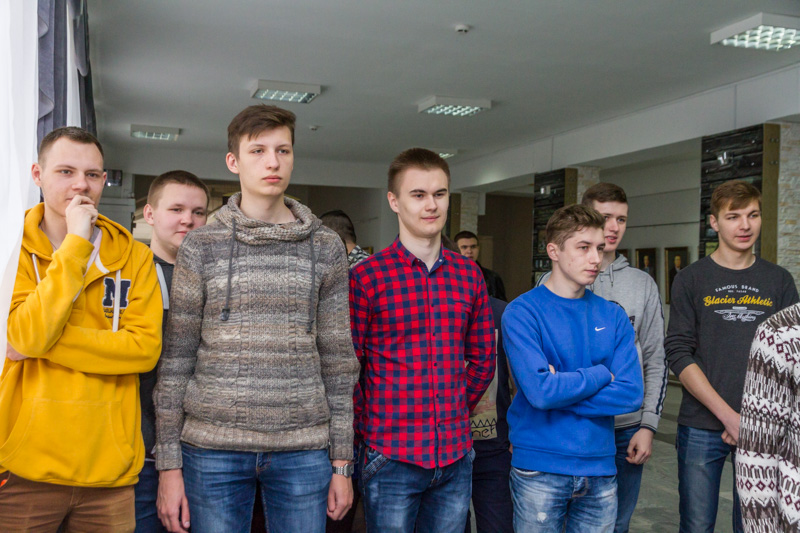 Студэнты ГрДУ глядзяць пасланне прэзідэнта стоячы