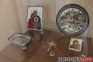 Абразы з перламутру і харугва з Фары Вітаўта. Што пабачыць па Велікоднай выставе ў Музеі гісторыі рэлігіі